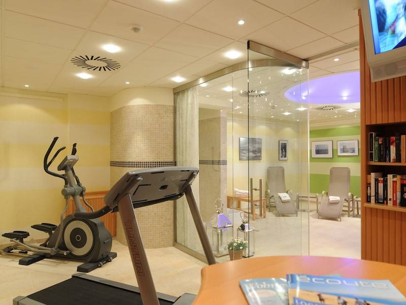 Der Fitnessbereich mit Laufband, Fahrrad und Stepper.