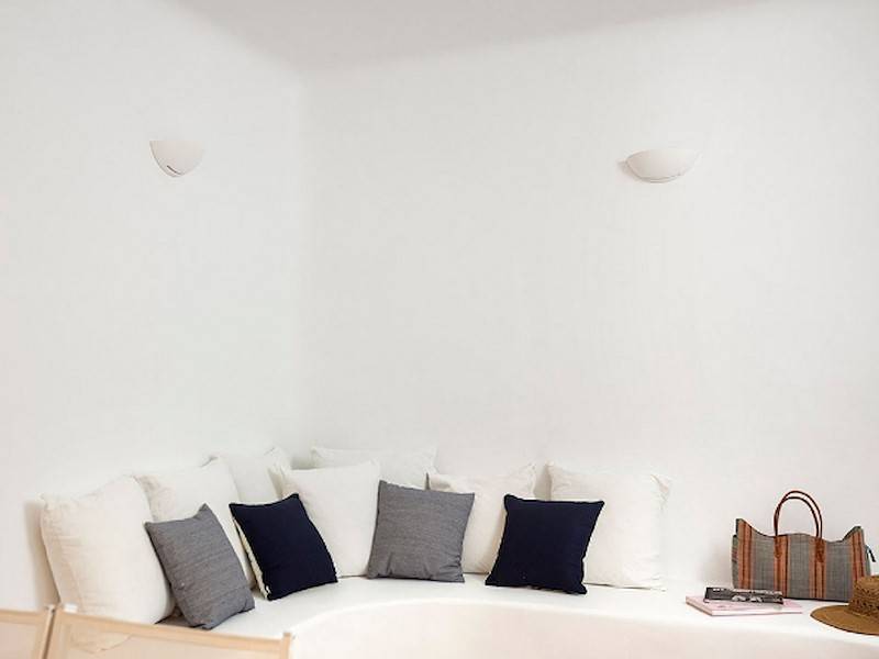 Stylisch und modern ist auch das Loungesofa im Wohnzimmer.