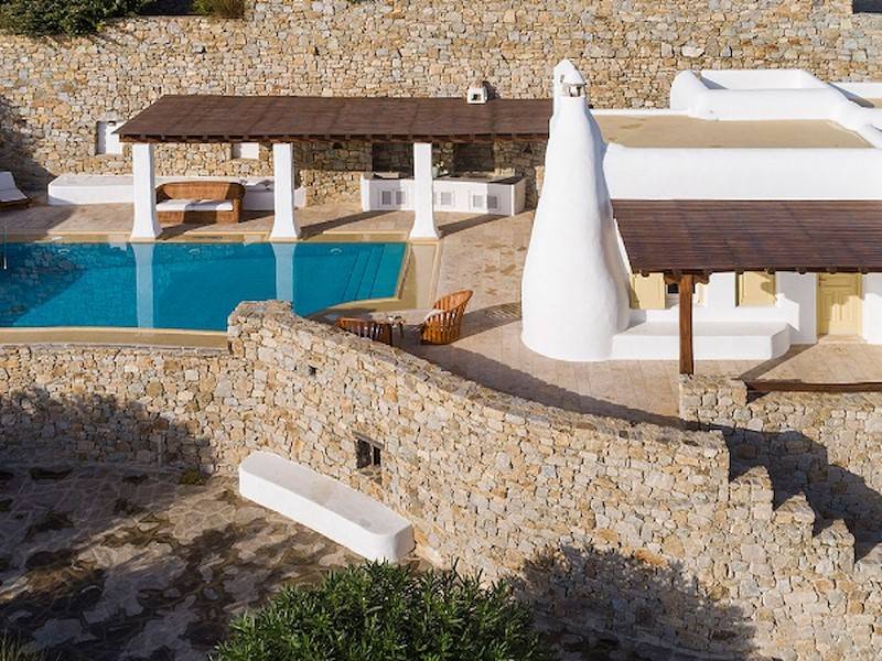Rund um den Pool lässt es sich vorzüglich auf den Loungemöbeln relaxen