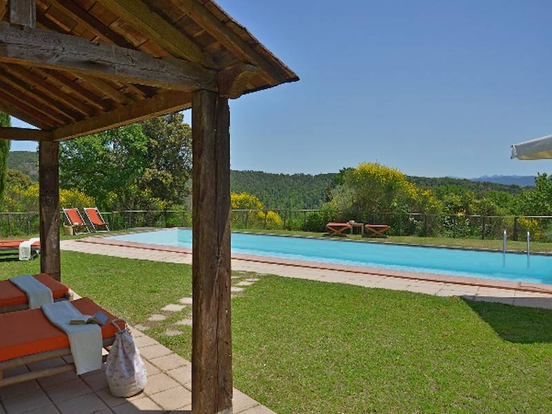 Der 4 x 12 Meter große Pool ist perfekt zum Schwimmen und Plantschen.