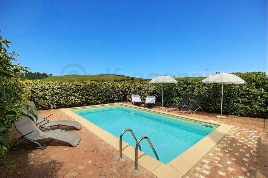 Genießen Sie eine erfrischende Abkühlung im eigenen Pool.