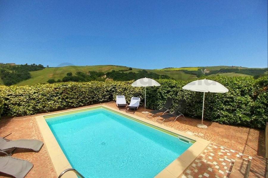 Traumhafter Weitblick über die hügelige Landschaft der Toskana