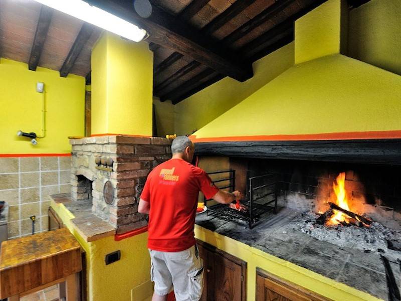 Backen Sie die eigene Pizza im Pizzaofen im separaten Nebengebäude