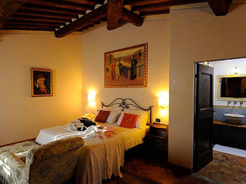 Ein Schlafzimmer mit Bad en suite.