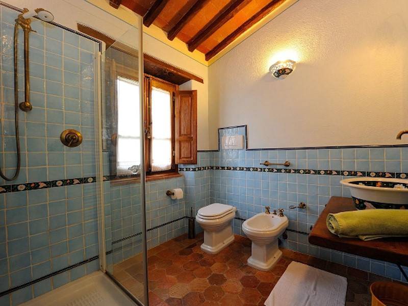 Ein Farbenfrohes Badezimmer mit WC und Bidet.