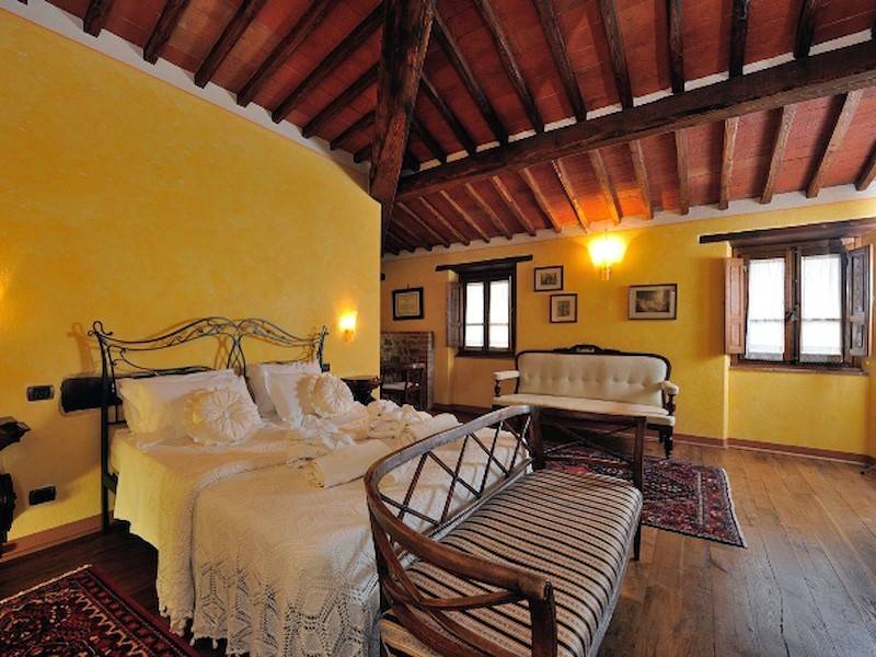 Viel Platz und Freiraum ermöglicht dieses Schlafzimmer mit Doppelbett.