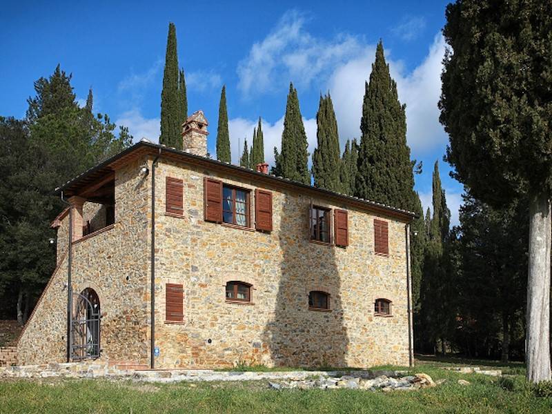 Die Villa mit Natursteinfassade.