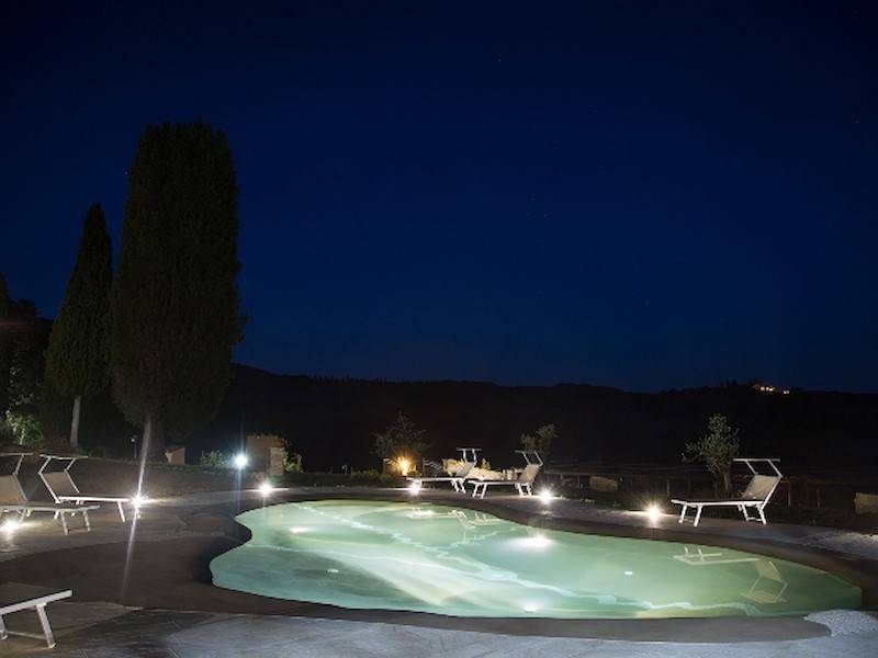 Schön anzusehen ist der beleuchtete Pool und Garten 