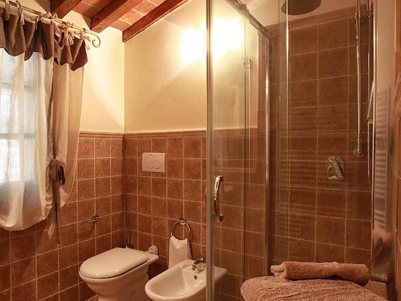 Das Bad en suite mit WC, Bidet und Handtuchheizkörper.