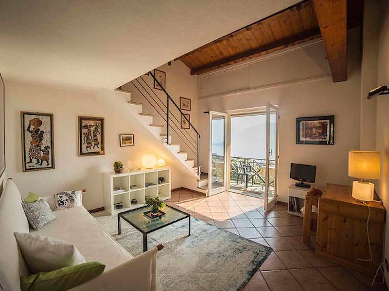 Genießen Sie den atemberaubenden Seeblick direkt vom Sofa aus