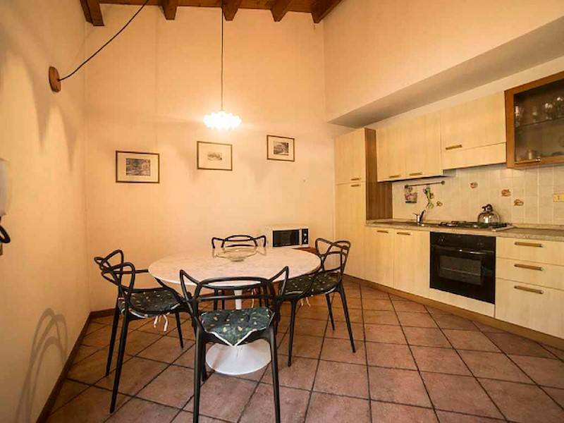 Die Küche ist sehr gut ausgestattet und hat auch einen Backofen