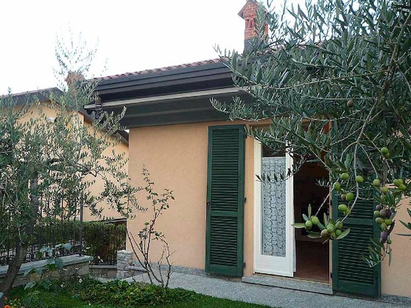 Der ebenerdige und separate Eingang führt direkt in die Küche