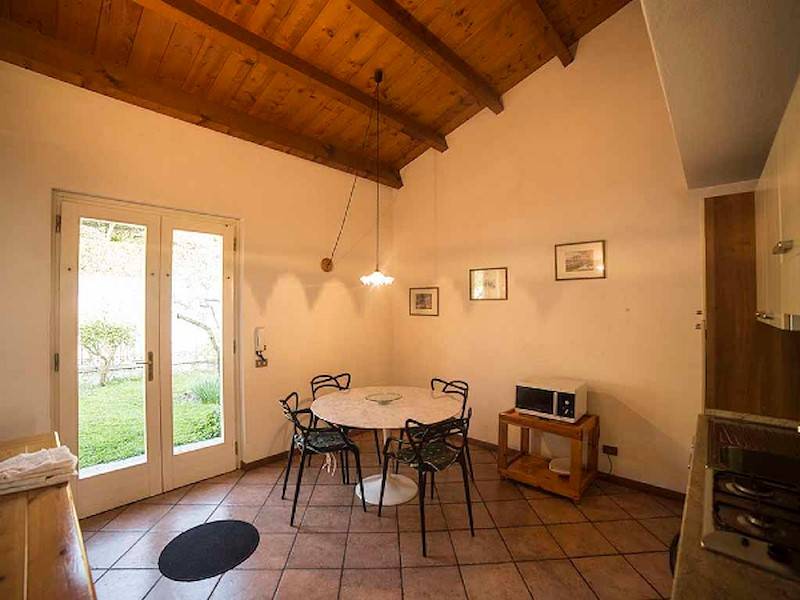 Die Küche mit Esstisch