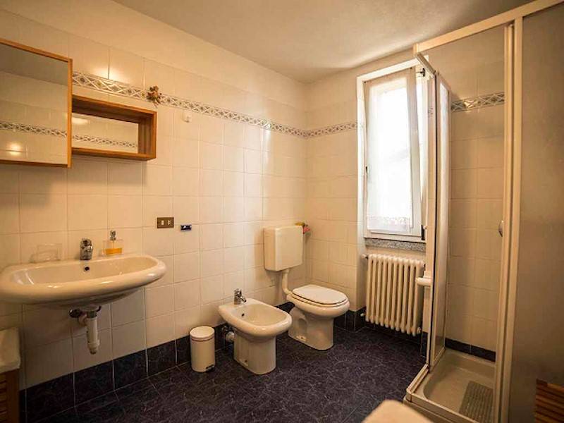 Das Badezimmer mit Fenster