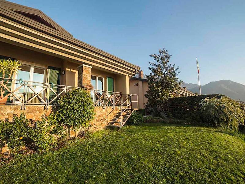 Auf der rechten Seite sieht man den Balkon der Ferienwohnung
