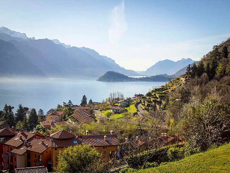 Überragender Seeblick mit Menaggio im Vordergrund und Bellagio im Hintergrund