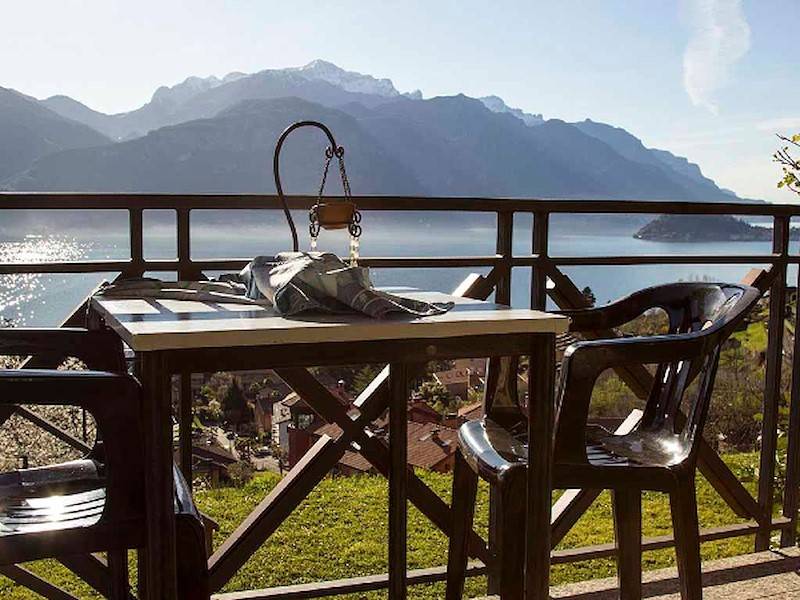 Der Blick auf den Comer See vom Balkon aus