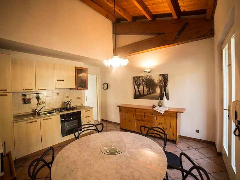 Außerdem verfügt die Küche über einen Gasherd und eine Kaffeemaschine