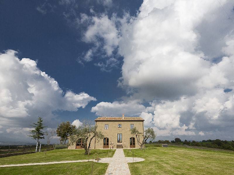 Die traumhafte Villa inmitten einer malerischen Landschaft.