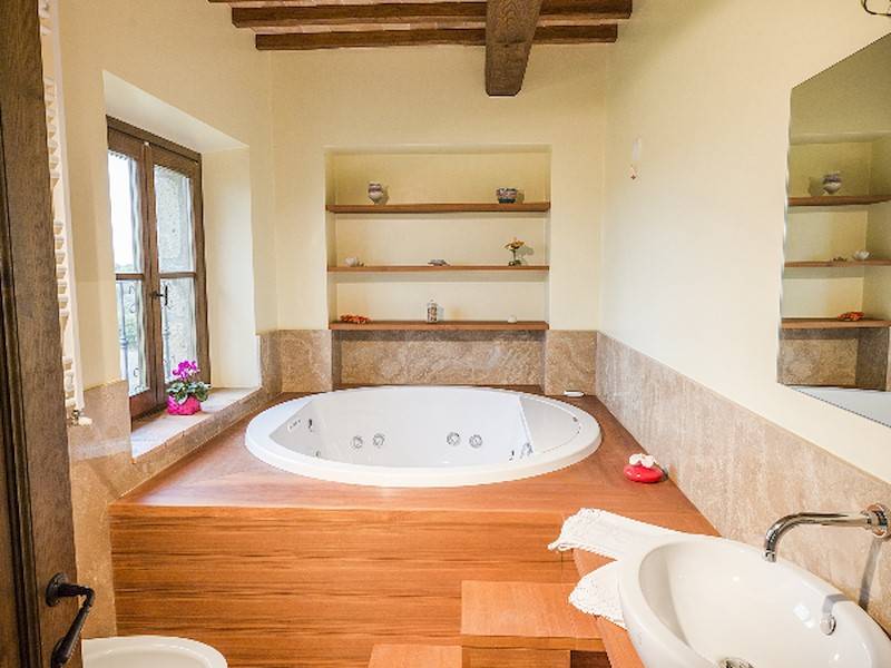 Relaxen Sie doch einfach mal im Whirlpool.