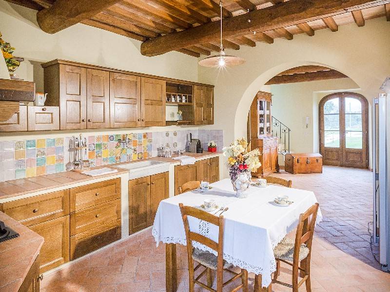 Die Villa verfügt über eine große Wohnküche samt Esstisch.