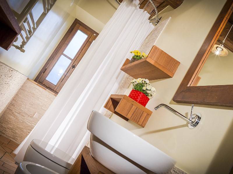 Ein modernes Badezimmer mit Handtuchheizkörper und Dusche.