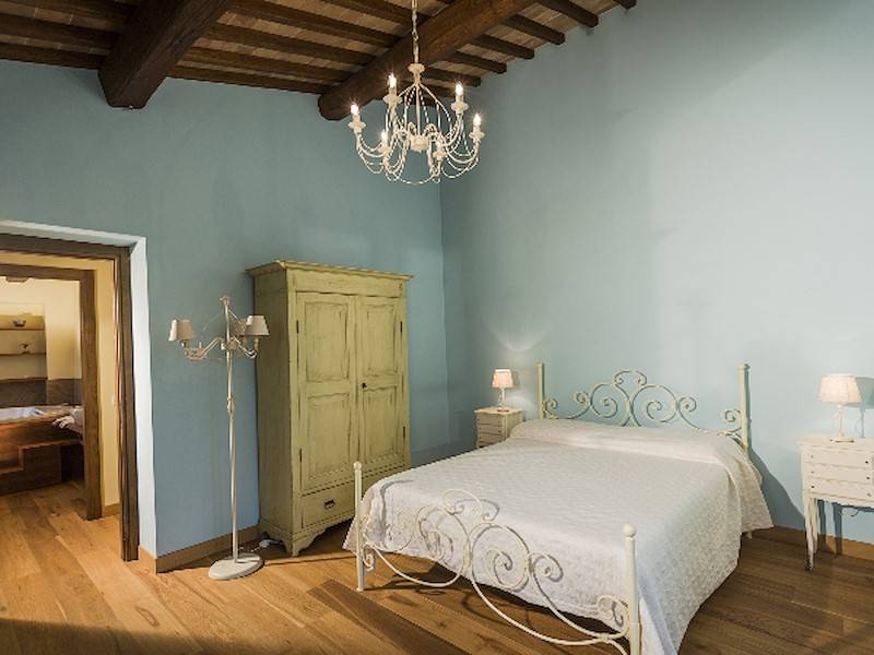 Ein Schlafzimmer mit Doppelbett und Bad en suite.