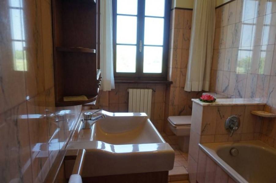 Das Badezimmer mit Badewanne.