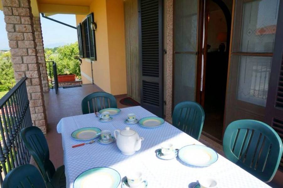 Von der Küche aus gelangt man direkt auf die Veranda.