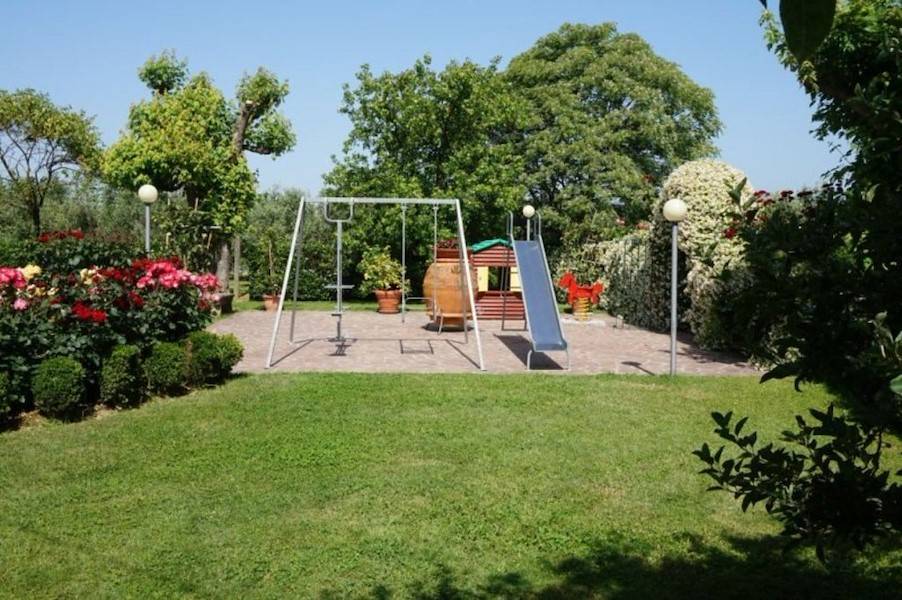 Kinder können sich auf dem Spielplatz austoben