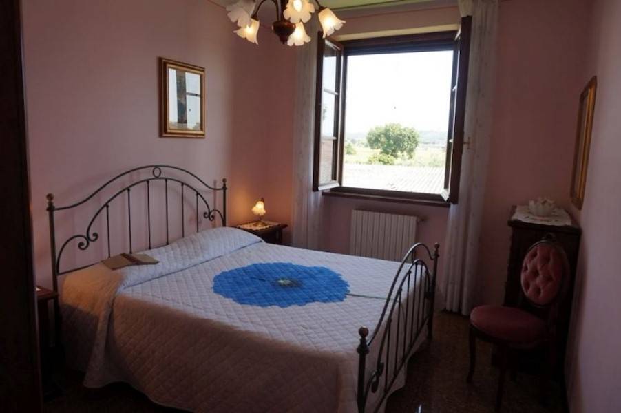 Eines von drei Schlafzimmern.