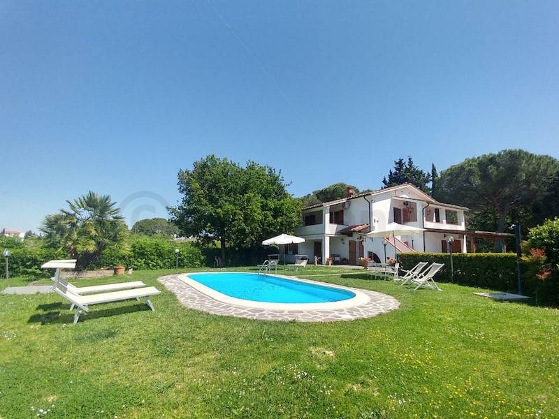 Viel Platz um den Pool, Sonne und italienische Luft.