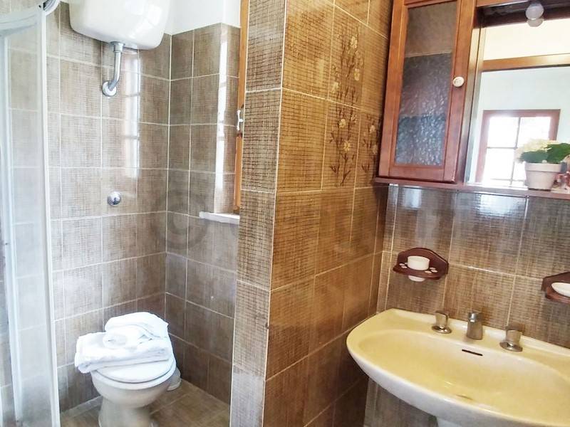 Eines von zwei Badezimmer