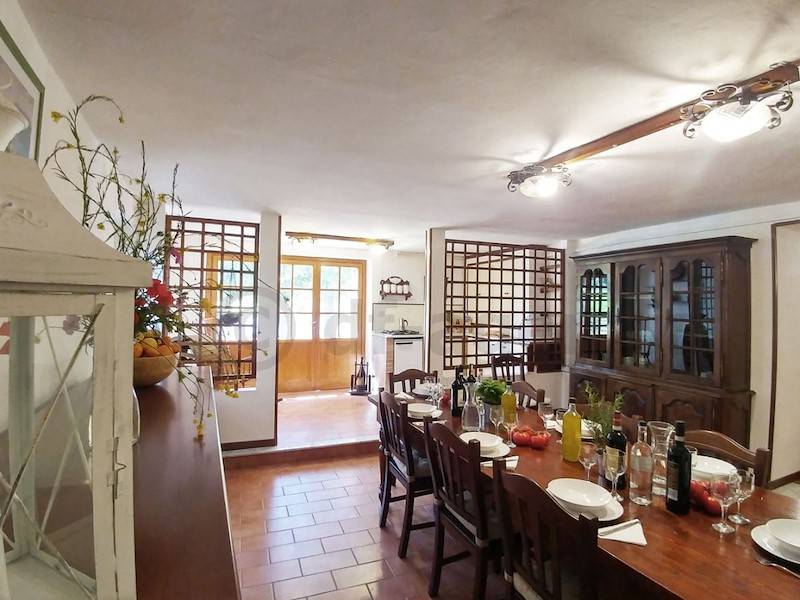 Der Essbereich mit angrenzender Küche.