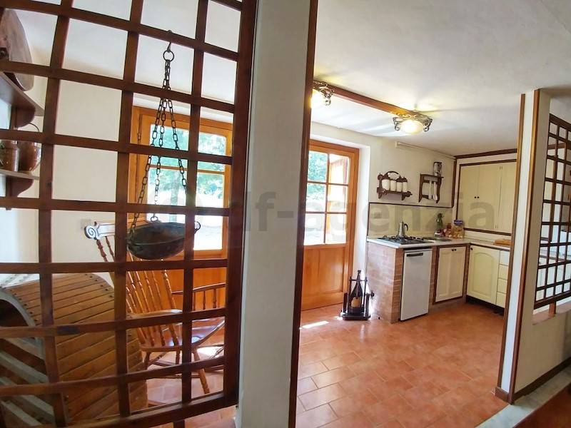 Von der Landhausküche gelangt man direkt auf die Terrasse.