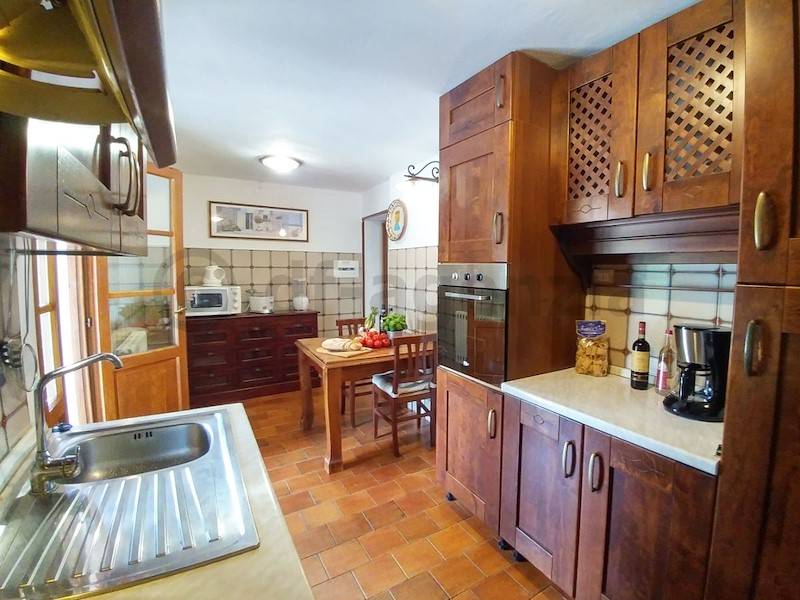 Das Landhaus verfügt über eine zweite Küche.