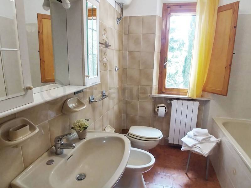 Das zweite Bad mit Badewanne, Bidet und WC