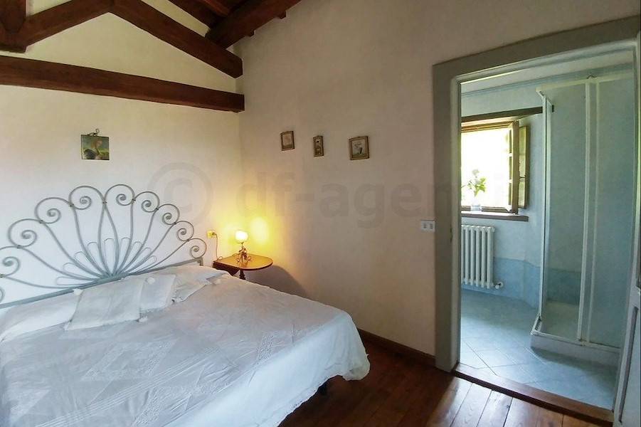 Ein Schlafzimmer mit Doppelbett und Badezimmer en suite.