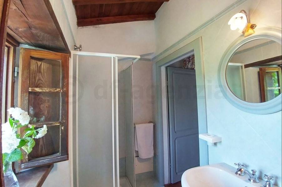 Sonnenlicht aus der Toskana strömt in das Duschbad