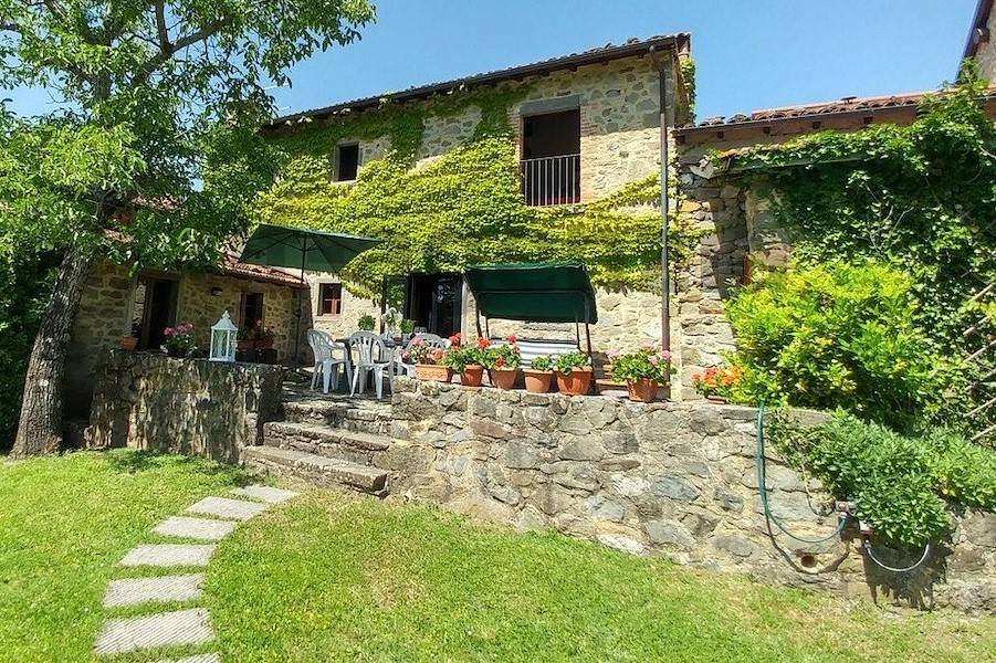 Das idyllische Landhaus in grüner Umgebung.