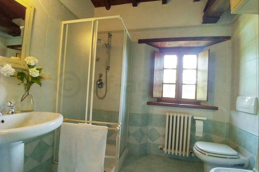 Das zweite Badezimmer mit WC und Bidet.