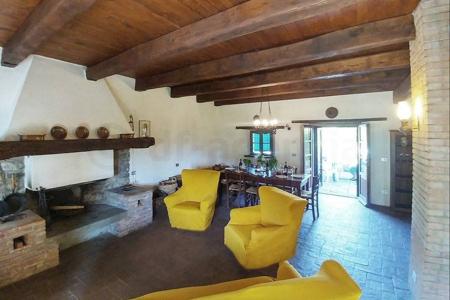 Der große Kamin sorgt in der kühleren Jahreszeit für wohlwollende Wärme