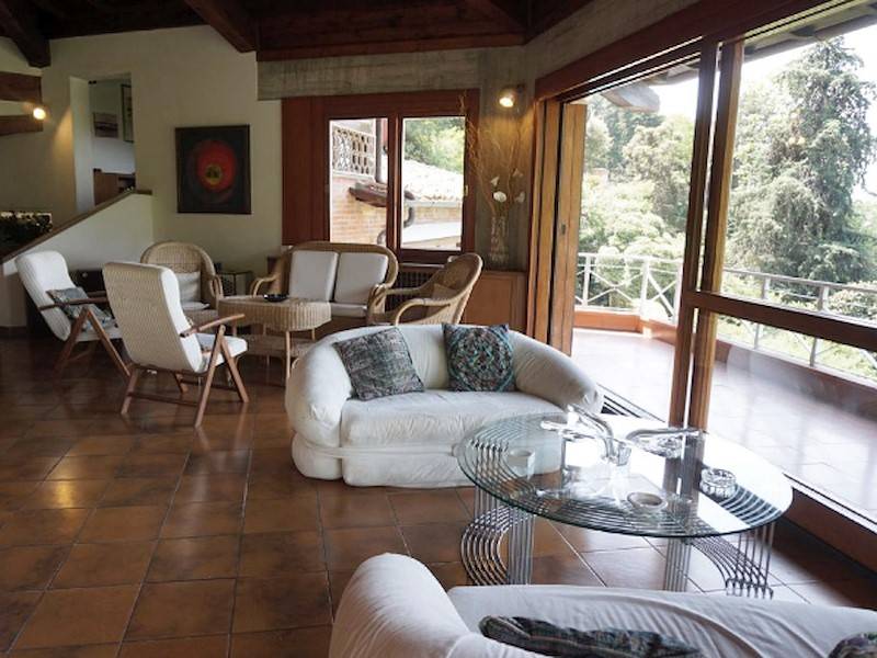 Durch die große Fensterfront haben Sie das Meer stets im Blick.