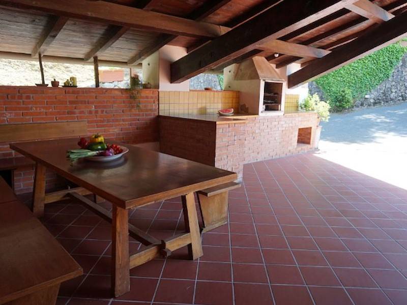 Auf dem gemauerten Grill schmeckt das Essen garantiert besser.