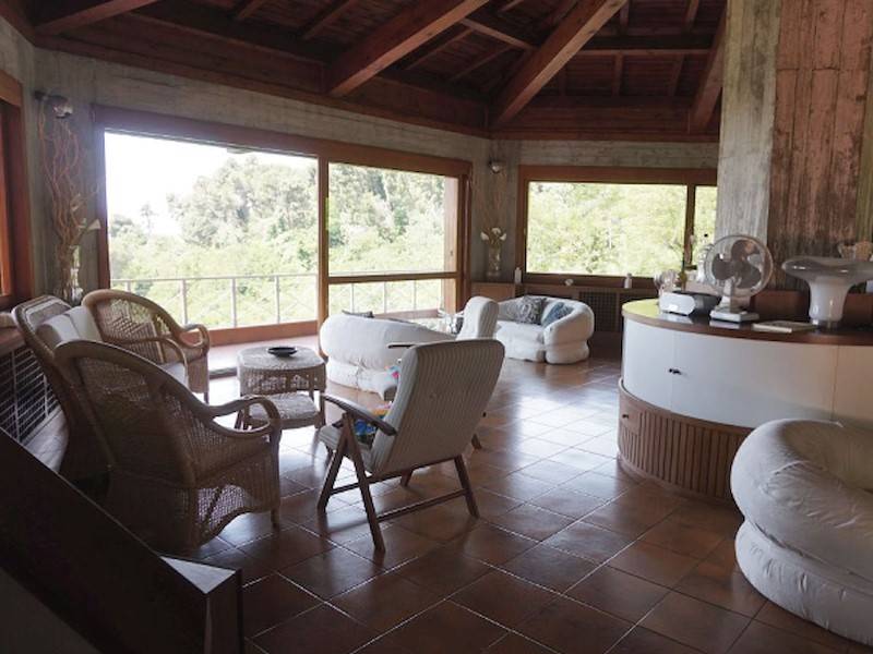 Die hohe Decke verleiht dem Wohnbereich ein besonderes Flair.