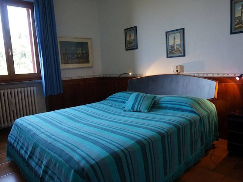 Ein weiteres Schlafzimmer mit Doppelbett.