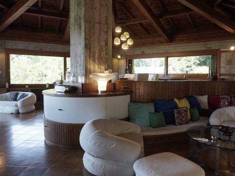 Der großzügige Wohnbereich bietet viele Sitzgelegenheiten für alle Personen.