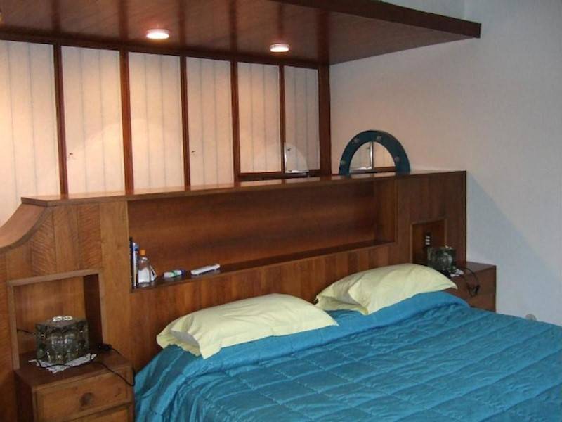 Ein Schlafzimmer mit großem Kleiderschrank