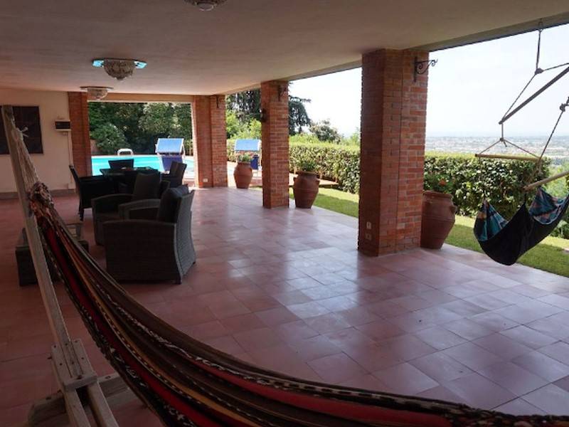 Die überdachte Terrasse spendet bei Bedarf ausreichend Schatten.