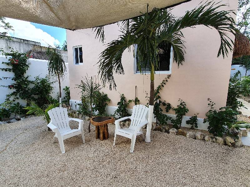 die Sitzecke im Garten im Schatten